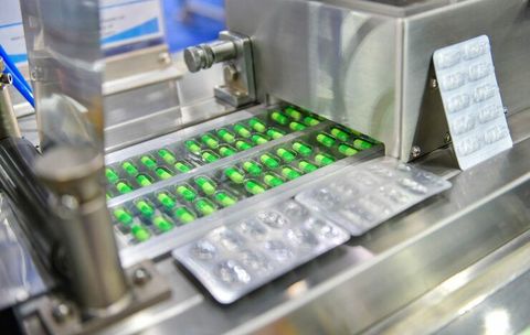Entdecken Sie pharmazeutische Verpackungsmaschinen, die Arzneimittel durch manipulationssichere Verschlüsse schützen.