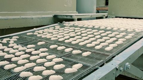 米加工機械を探る：炊飯米やおにぎりが大規模に製造される仕組み